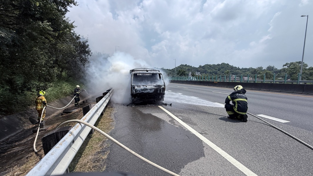 工程車突發火警 旗山消防迅速出動撲滅火勢、無人傷亡