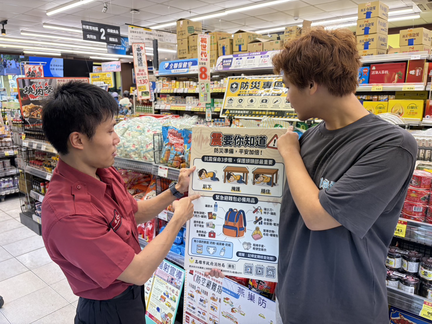 風雨欲來先備齊！ 燕巢消防分隊輔導賣場設立「防災專區」 共同守護家園