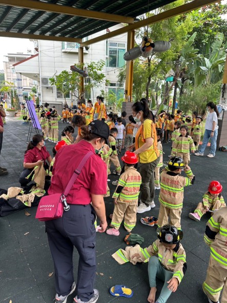 向下扎根安全教育！高雄岡山分隊辦理「小小消防員」體驗活動 幼兒著裝學防災
