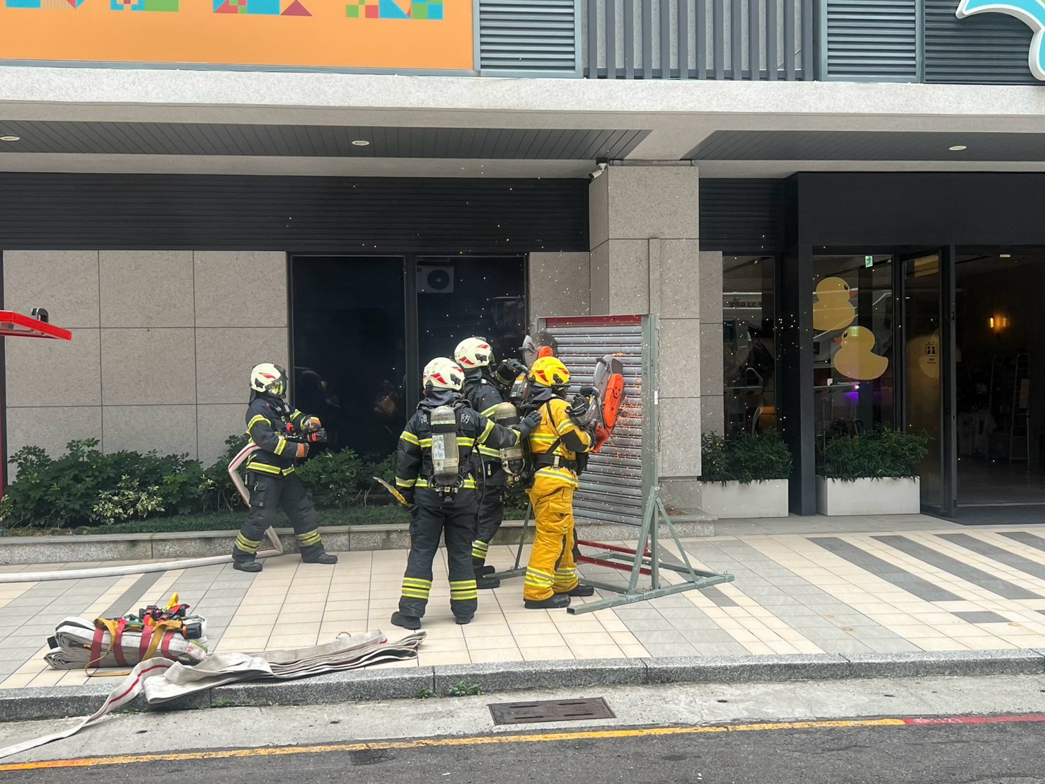 超擬真飯店火警！14車42人出動 消防搶救演練震撼登場