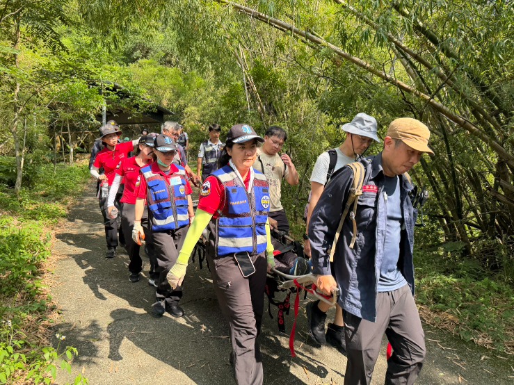 登山客頂烈日登旗尾山疑熱衰竭 旗山消防啟動「登山獨輪車」快速救援