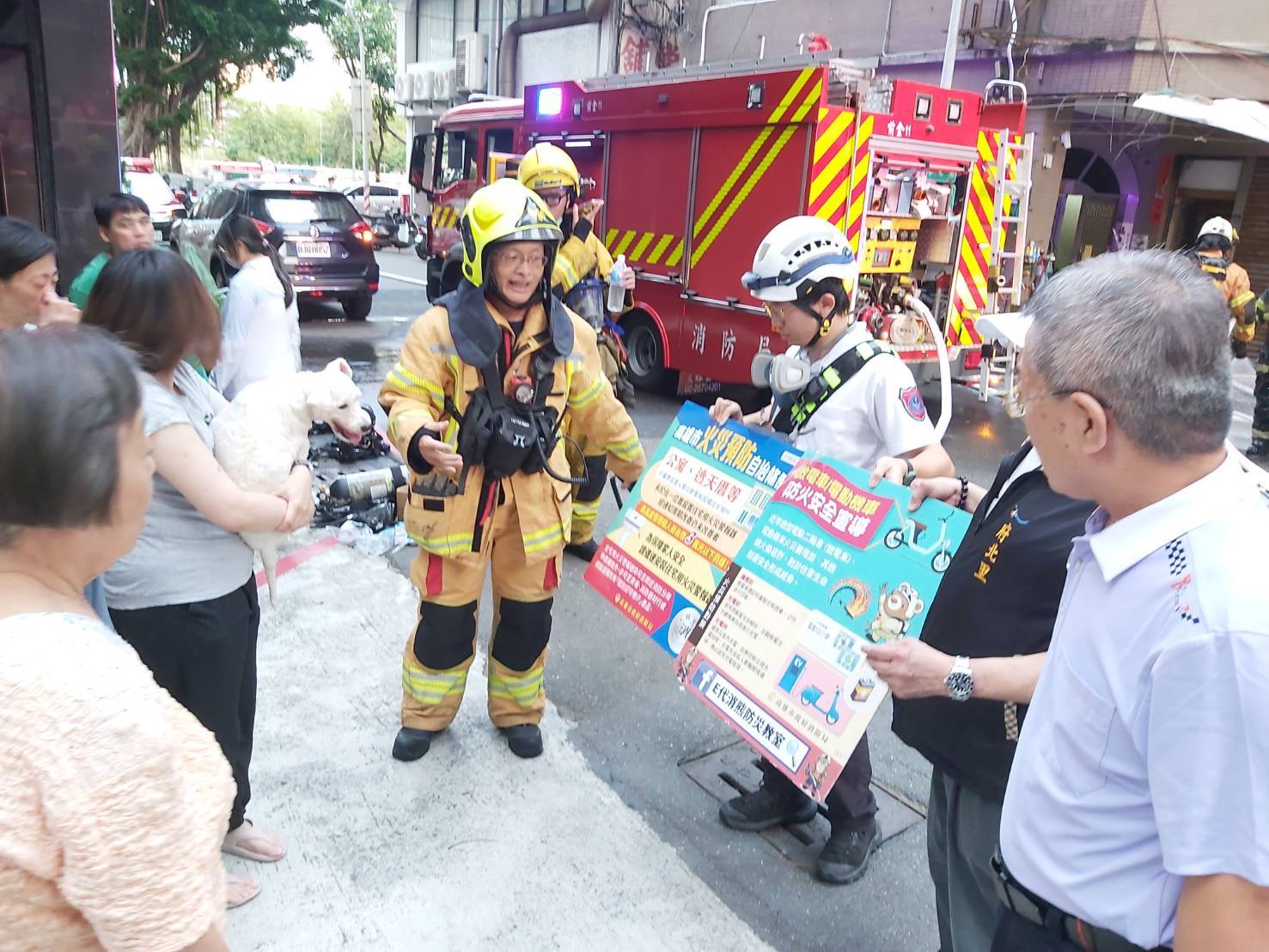 鹽埕區大有街驚傳電氣火災！高市消防局示警：落實「5不1沒有」、鋰電池充電「5要點」防祝融