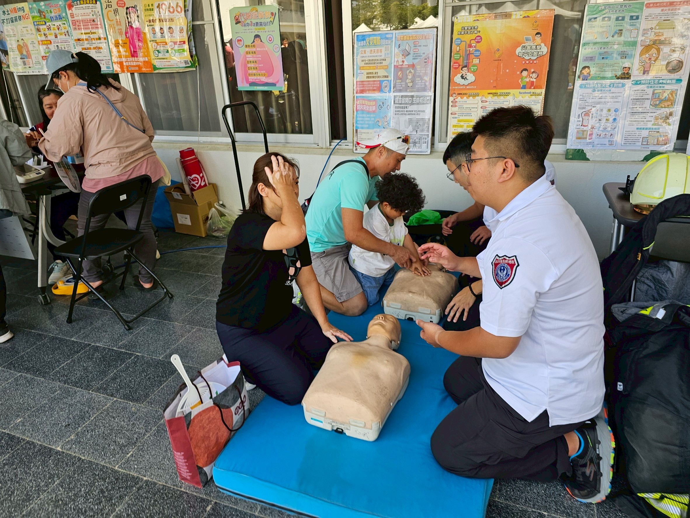 灣內國小園遊會 親子共學消防技能 化身救災小英雄
