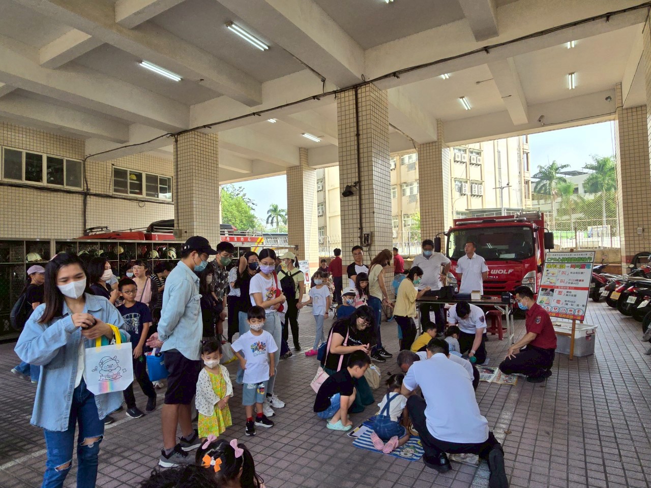 小小消防員體驗營熱鬧登場  孩童化身英勇小英雄