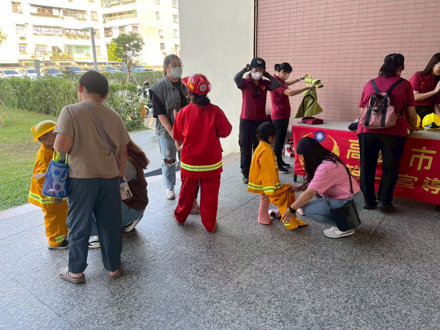 鳳山行政中心化身消防體驗園區　鳳山分隊、宣導義消攜手社福慈善總會推動全民防災日
