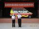 消防局第二救災救護大隊大隊長邱榮振代表受贈救護車，並回贈關帝廟代表感謝狀
