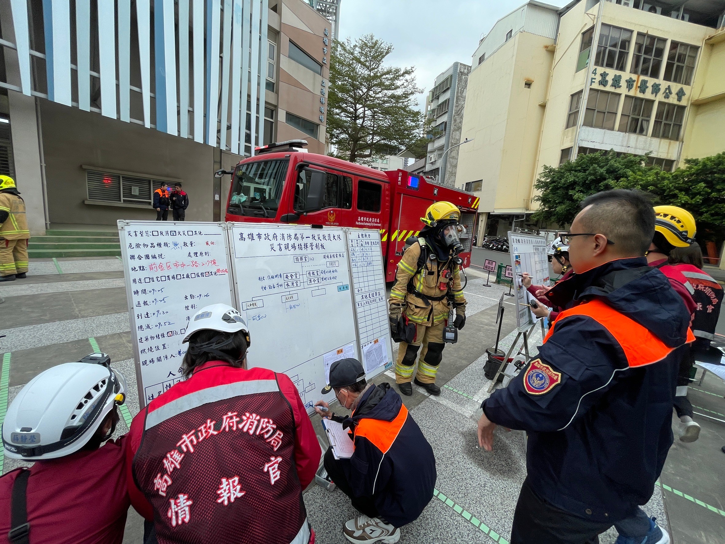 高雄市政府消防局第一救災救護大隊立德棒球場火警搶救演練