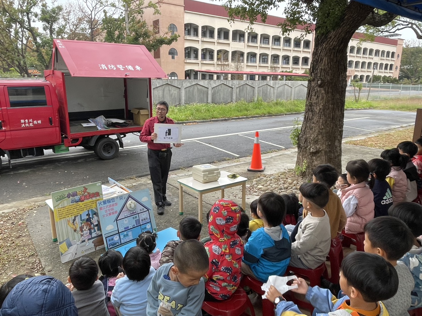 寓教於樂，中正預校幼兒園消防體驗