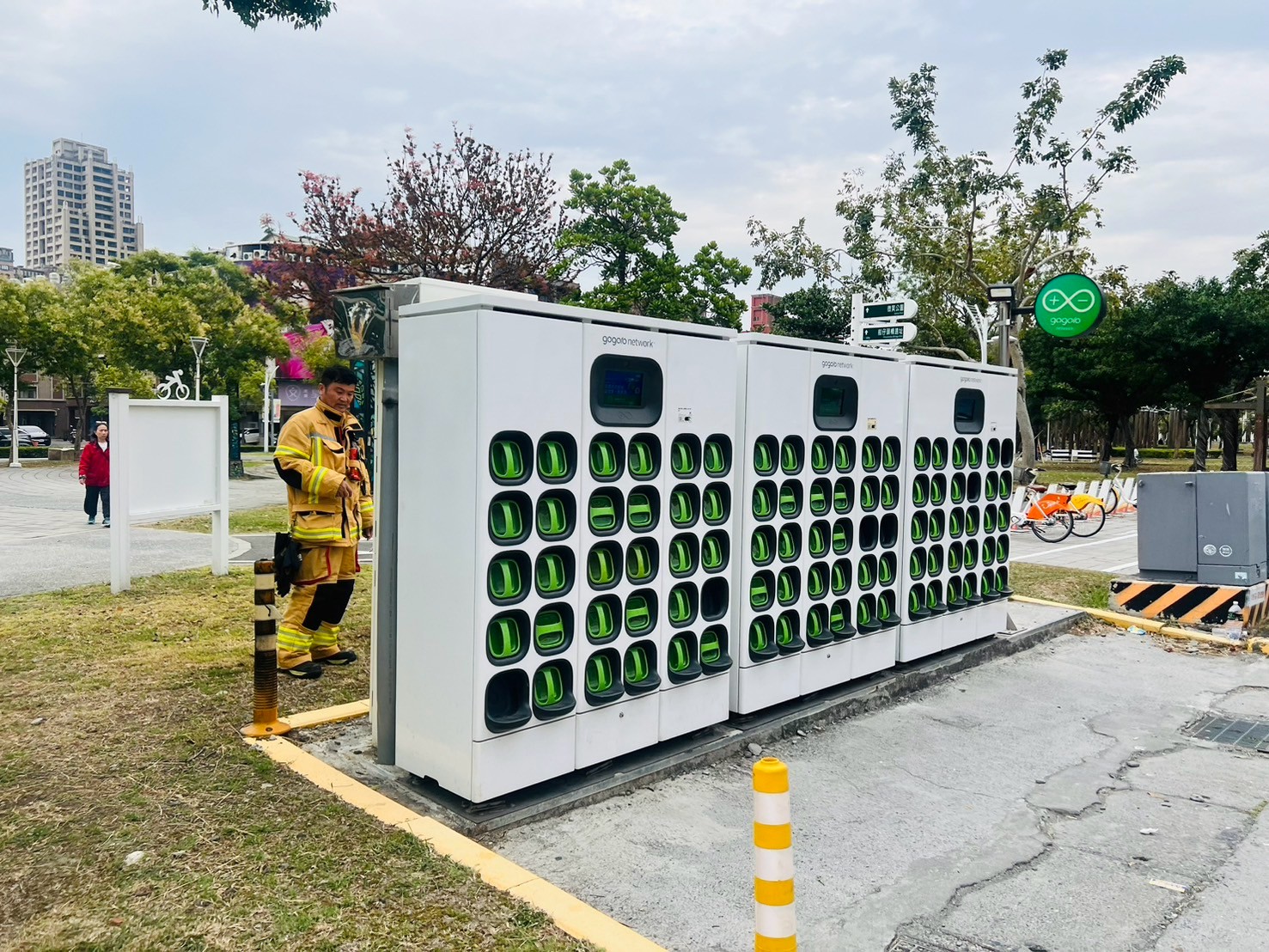 新莊分隊勘查轄內電動機車電池交換站，強化消防安全