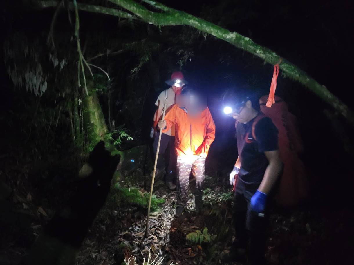 登山客疑似突發中風 消防員夜趕山路急救援