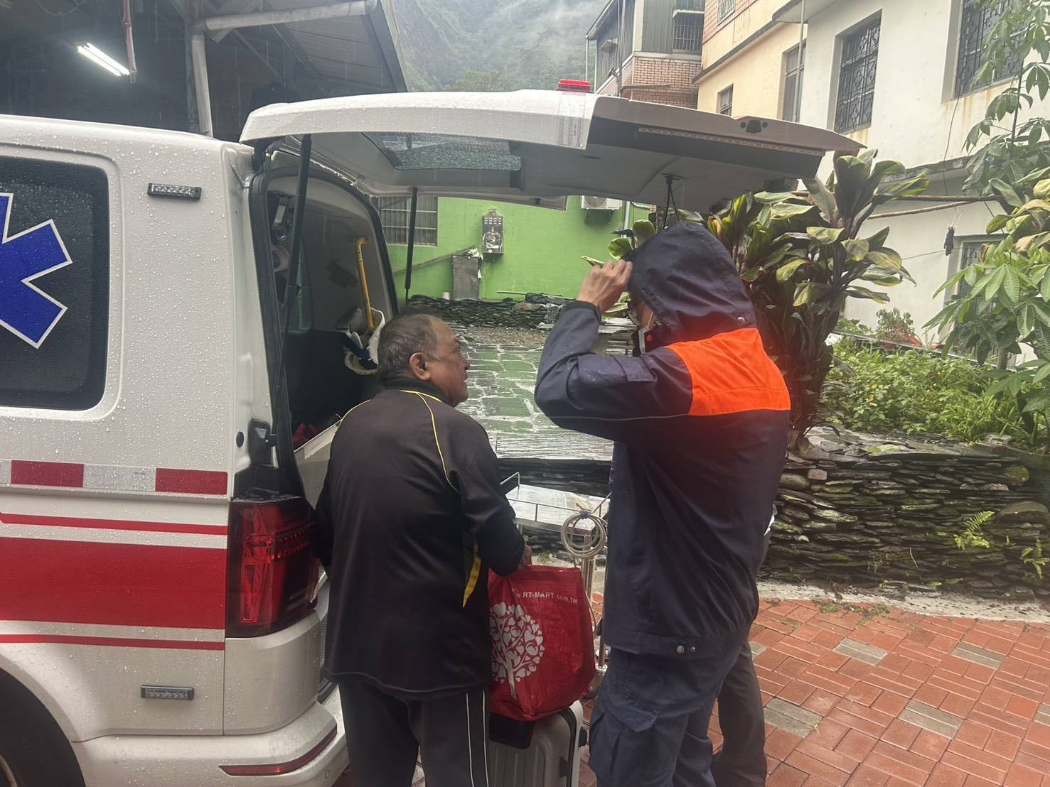 丹娜絲颱風來襲，茂林消防隊協助預防性撒離，助民眾安全下山
