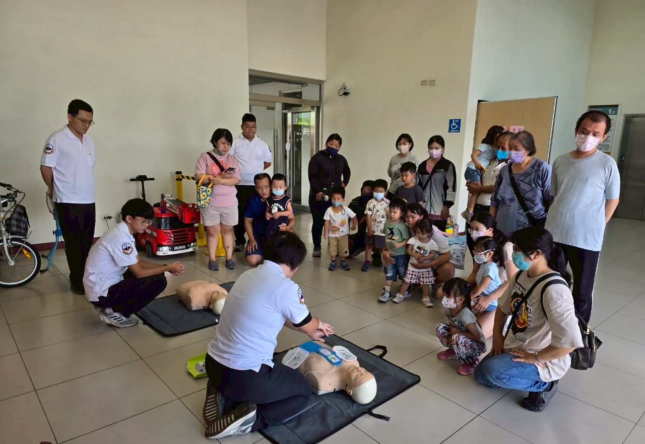 仁武兒童發展社區服務據點親子初體驗 小小消防員熱血開跑