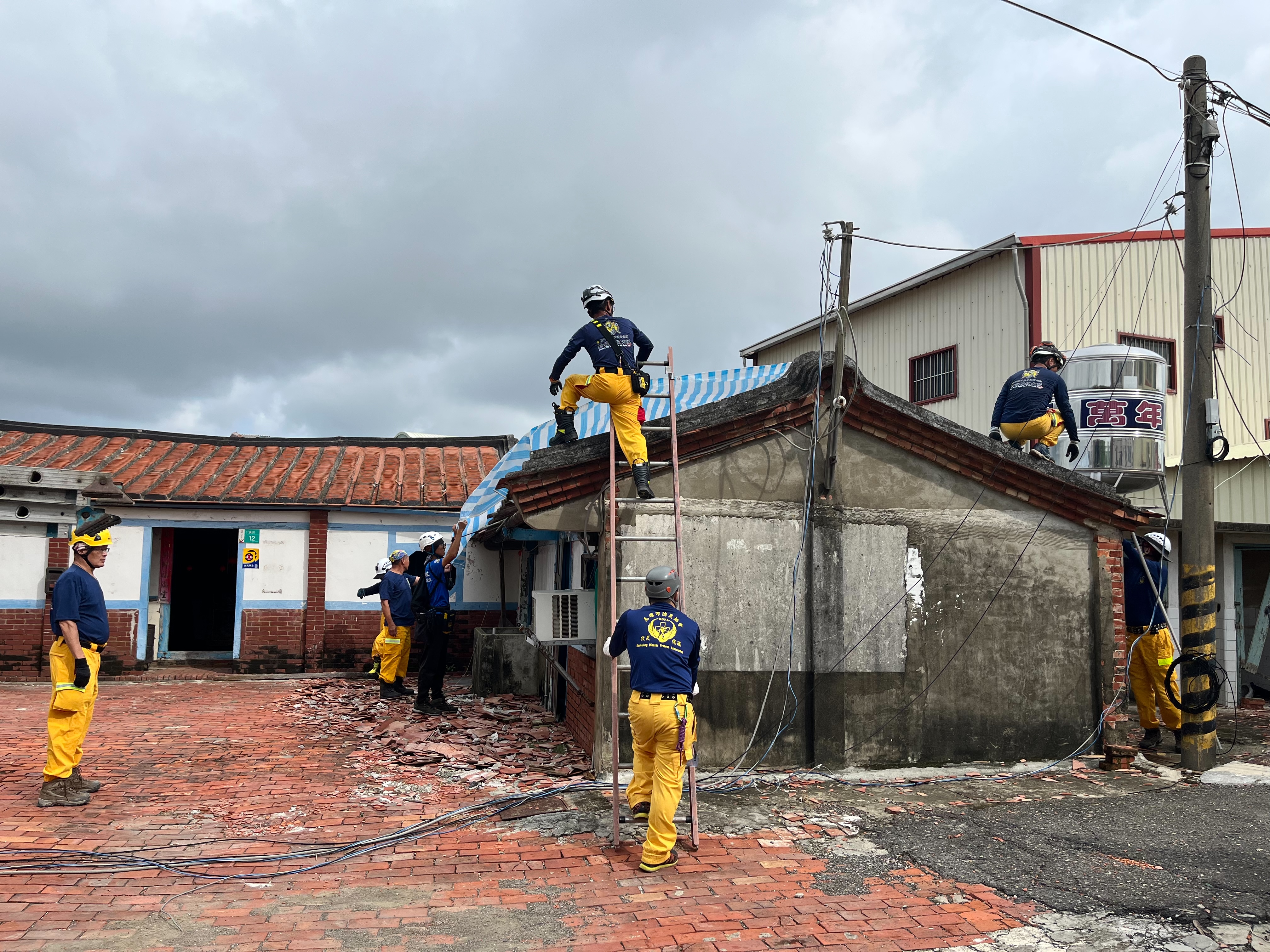 高雄義消及災防團體前往台南　協助災民修復家園重建希望