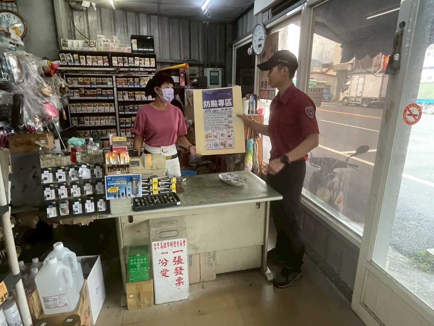 南臺灣豪雨來襲，美濃消防隊至賣場宣導設置防颱專區