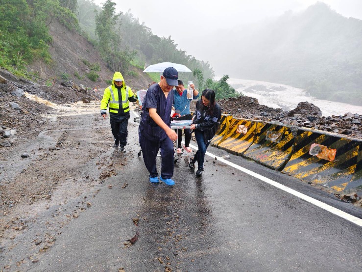 豪大雨中跋山涉水！那瑪夏消防隊人力接泊急病病友就醫