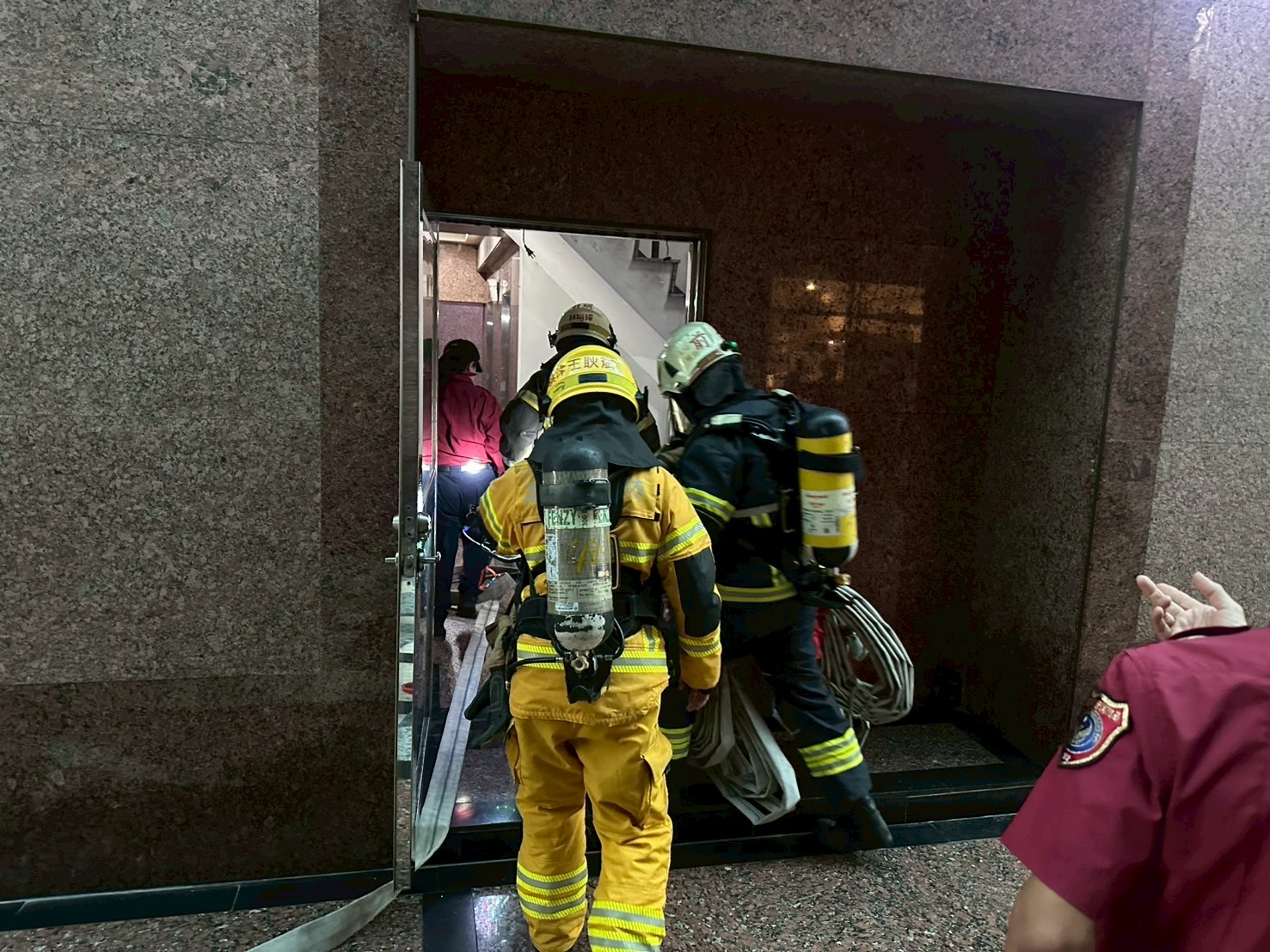 高市消防局第一大隊辦理老舊大樓火災搶救組合訓練