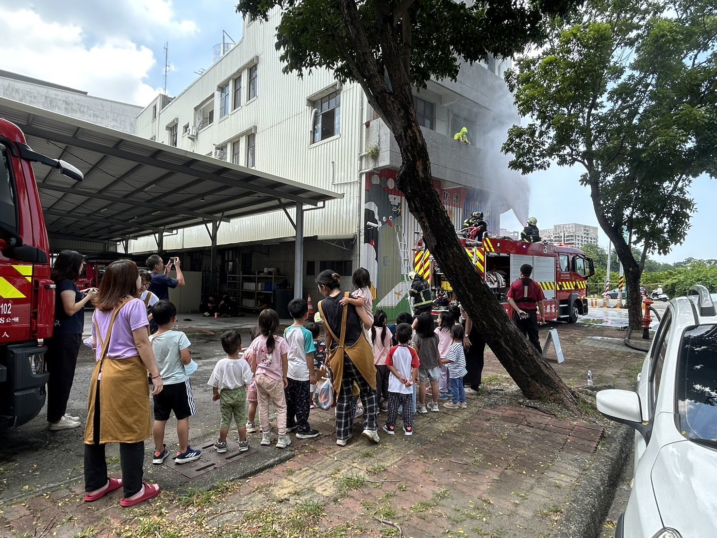 消防員重裝模擬住宅滅火救援  幼兒園學童聞聲參訪消防隊