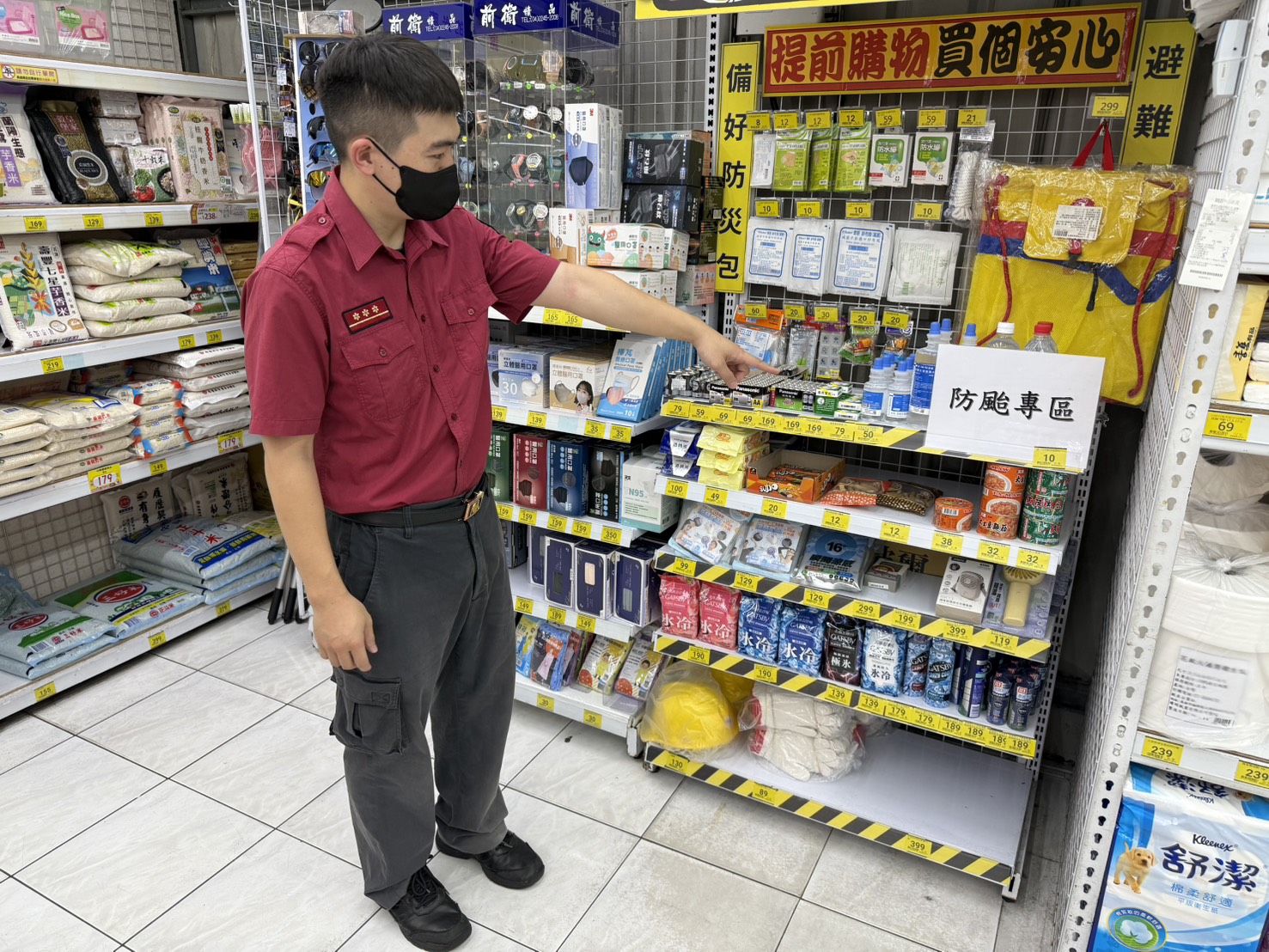 鼎金分隊協調大型賣場設置「防颱專區」，加強民眾防颱意識