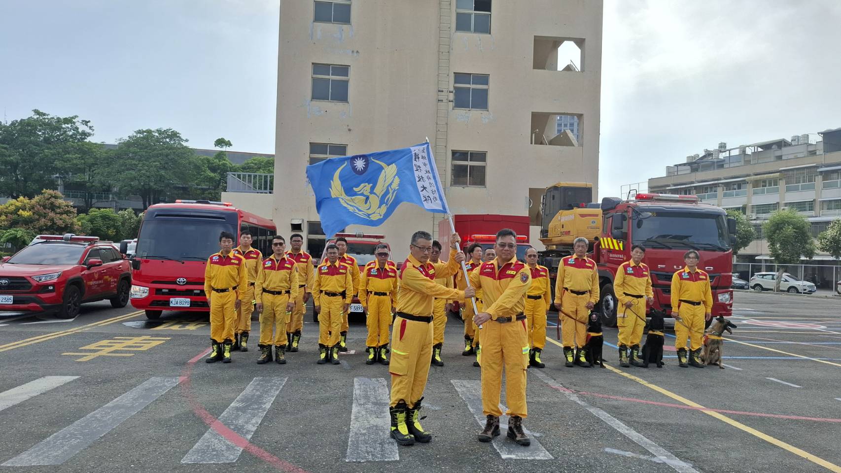 高市消防再赴花蓮救災  搜救犬、無人機與挖土機齊發