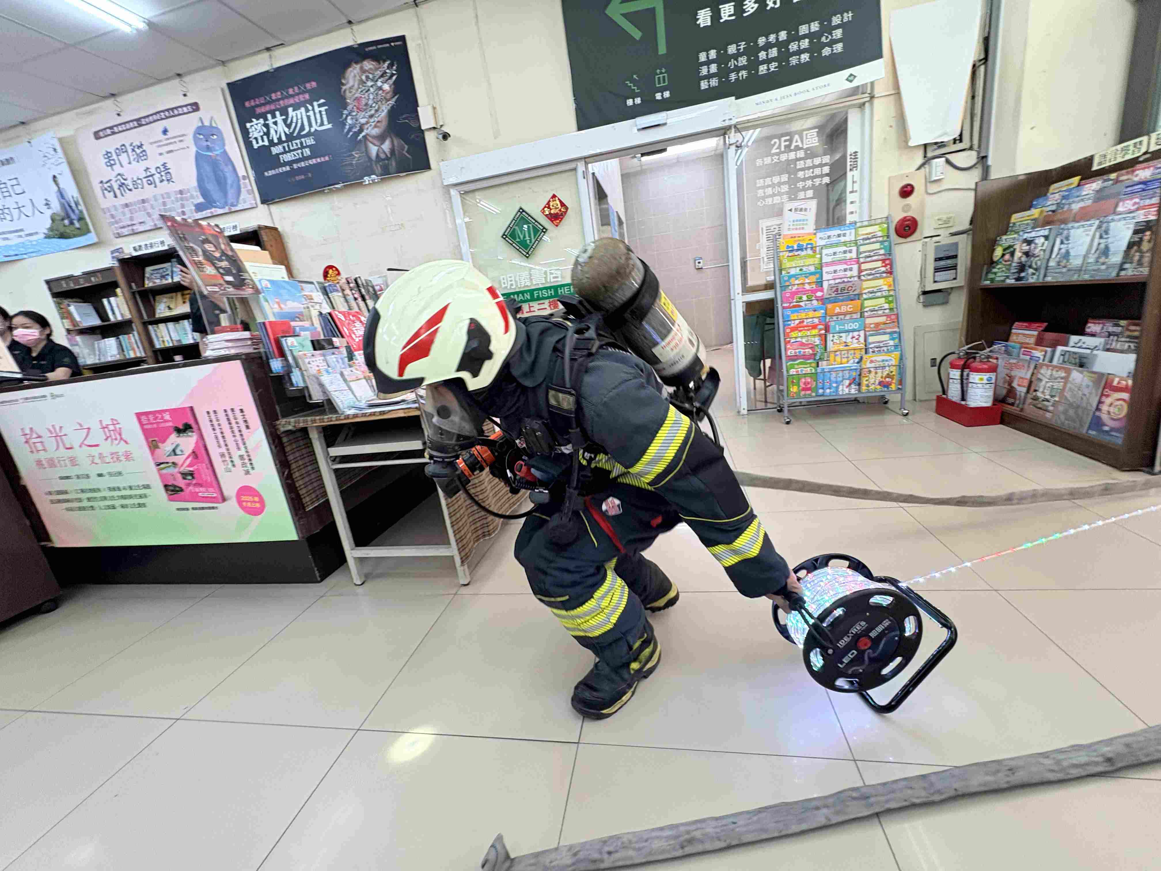 書局火警演練，高市消防員穿梭書香強化戰力