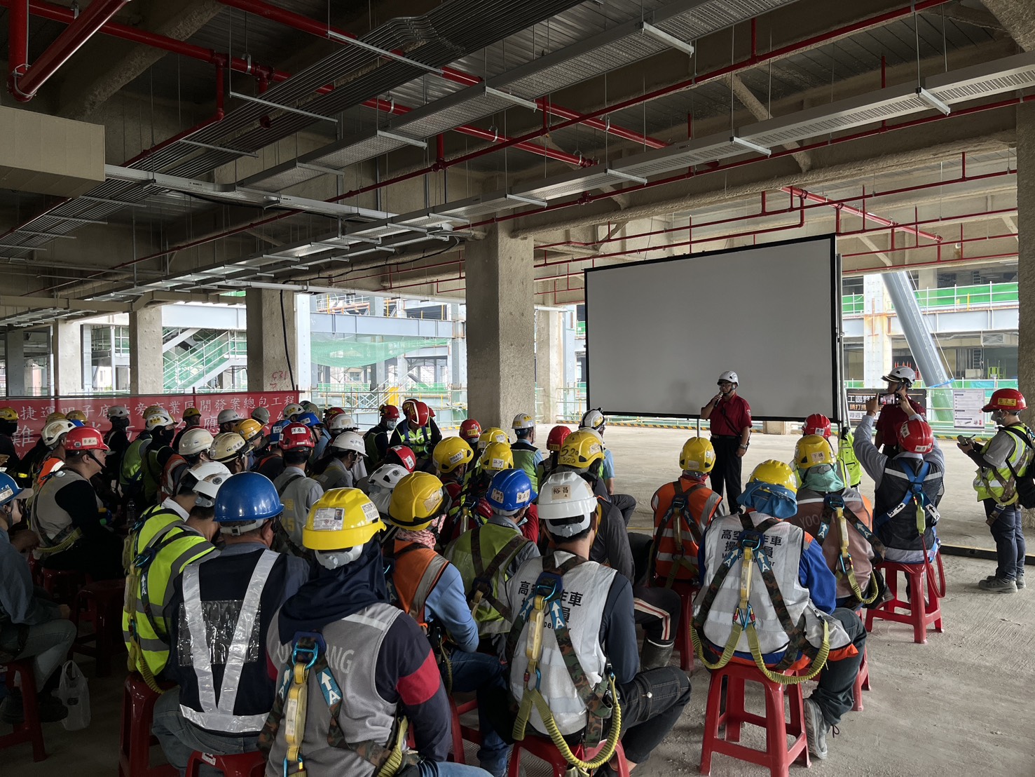 防患未然!高消中華分隊於轄內凹子底新建案進行消防安全講習及火災搶救演練