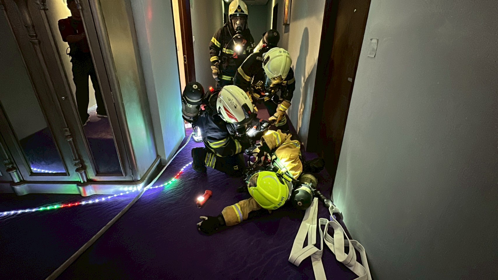 跨機構合作 高市消防局第一大隊與旗津道酒店共同舉辦搶救組合演練