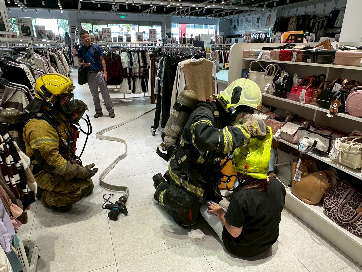 鐵皮賣場擬真搶救演練 強化鐵皮屋火災應變能力