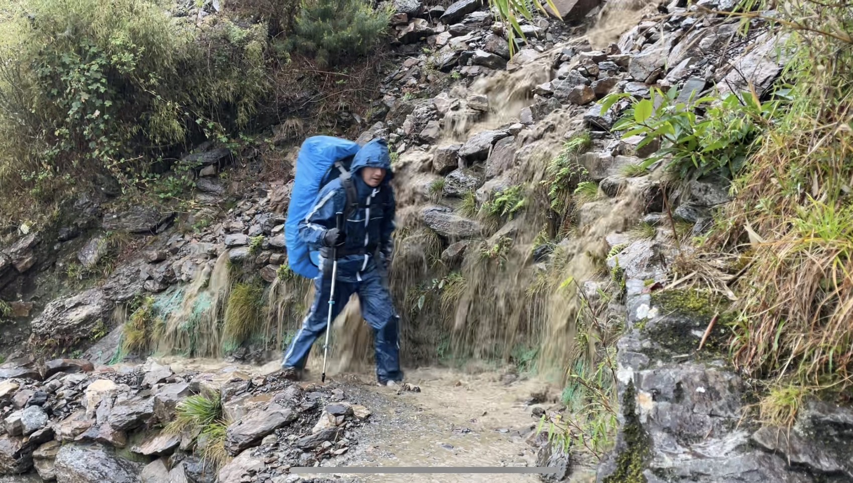 登山客脫隊誤闖峭壁險失溫　玉管處率先抵達救援　消防局籲登山前務必做好風險評估