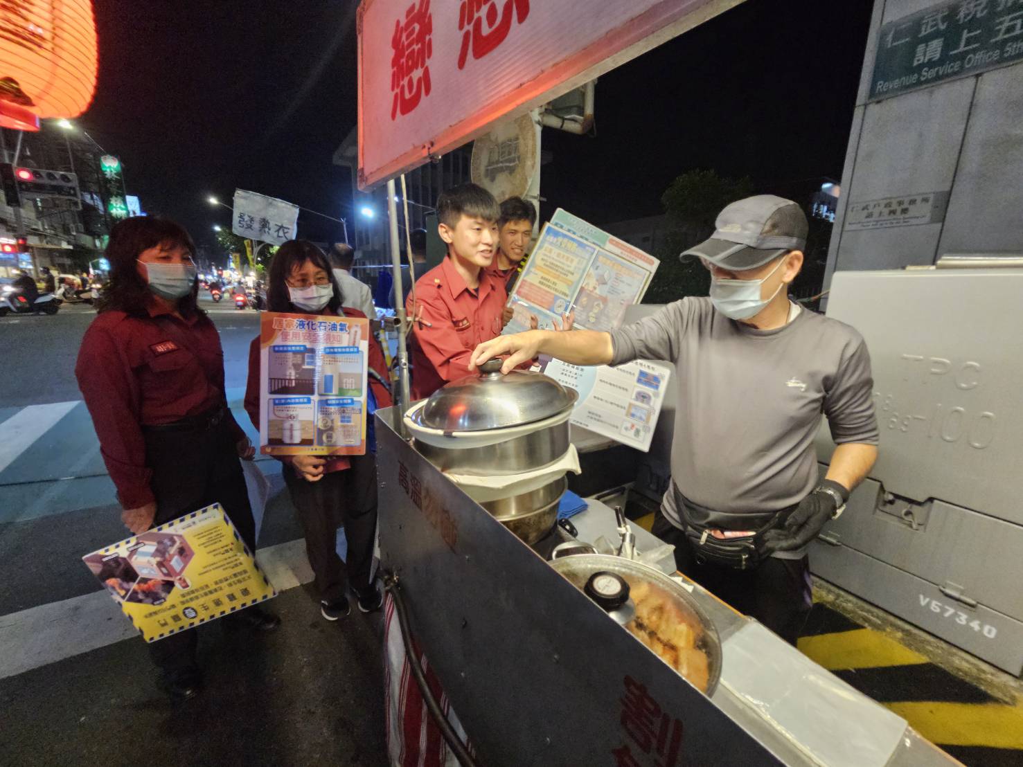 仁武消防夜市出擊！提醒市民「暖冬防火」更安心！