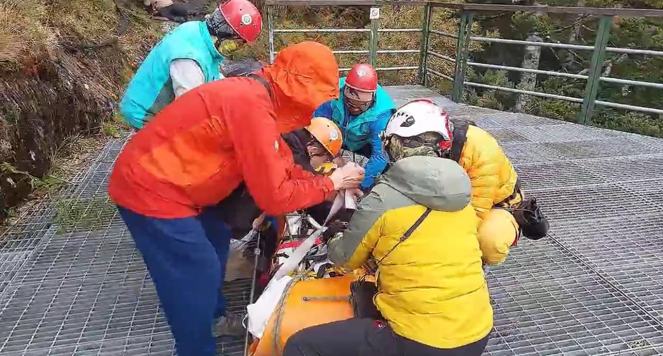 搜救人員尋獲失聯四日玉山登山客並由空勤後送完成
