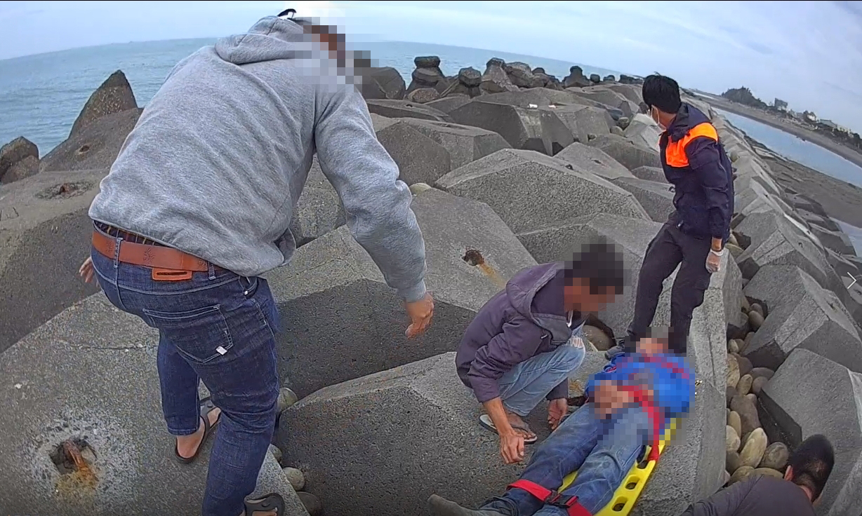 釣客消波塊夜釣突發不適 消防與民眾合力守住生命線！