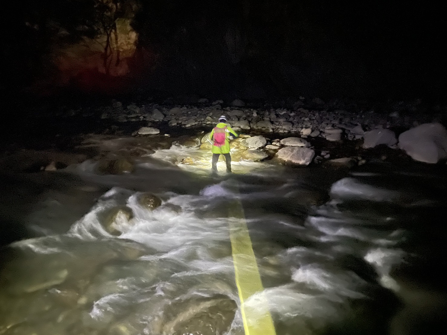 桃源區七坑野溪溫泉深夜遊客受困　消防緊急救援平安脫困