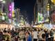 圖說4：市府配合演唱會推出商圈夜市優惠券，引導歌迷探索城市並創造落地消費，讓在地夜市人氣飆升，整體人潮比平常多了三成，攤商們都因此開心的忙著做生意