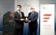 圖4：高雄市副市長羅達生致贈1300瓷器高字杯予波蘭經濟發展暨技術部政務次長皮喬維亞克