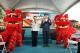 圖5：經濟部長王美花、高雄市長陳其邁接過舞獅遞送旺來及好彩頭