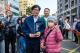 圖3：高雄市長陳其邁與今年首位領取蛇年小紅包的蘇小姐開心合影；高雄市長陳其邁今（11）日親臨三鳳中街商圈過好年活動首度發放蛇年小紅包，提前跟市民拜早年