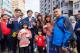 圖4：高雄市長陳其邁與今年首位領取蛇年小紅包的蘇小姐開心合影；高雄市長陳其邁今（11）日親臨三鳳中街商圈過好年活動首度發放蛇年小紅包，提前跟市民拜早年