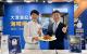 圖二：海洋局局長石慶豐與李浡紳主廚共同推廣高雄優質水產品，並展示「糖醋金磚龍虎斑」料理