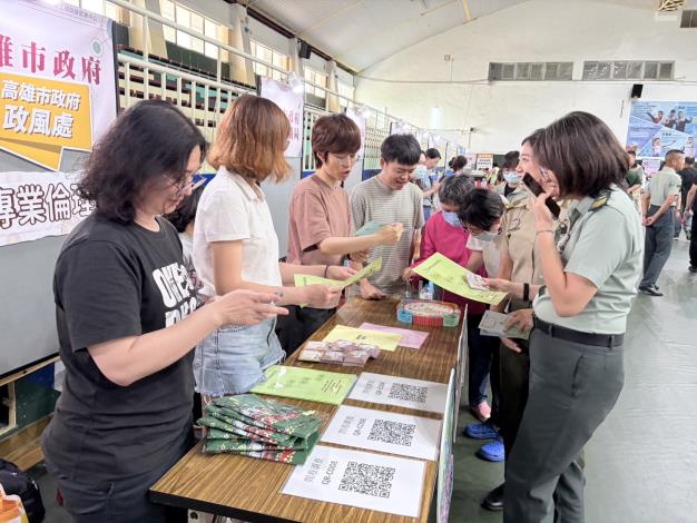 於大型徵才活動設攤向企業及求職者宣導專業倫理