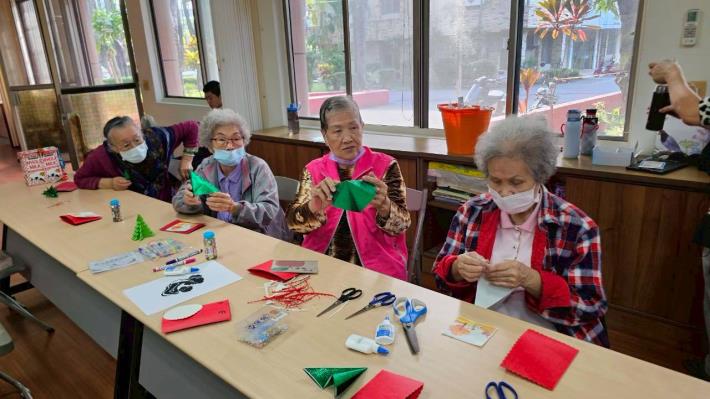 114年11月26日長者為師~舞文弄色詩畫樂-立體聖誕樹賀卡製作