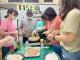 圖3-無障礙之家日間服務中心學員嘗試自己炒食餡料，現場香味四溢。