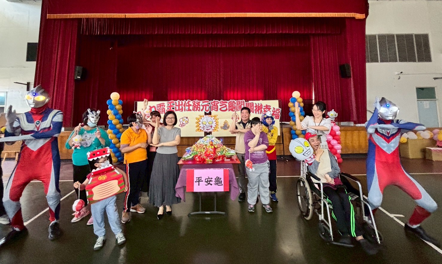 愛的光波發射!超人力霸王現身無障礙之家 乞龜歡度元宵，傳遞幸福力量
