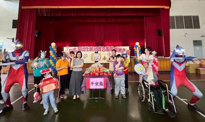 愛的光波發射!超人力霸王現身無障礙之家 乞龜歡度元宵，傳遞幸福力...
