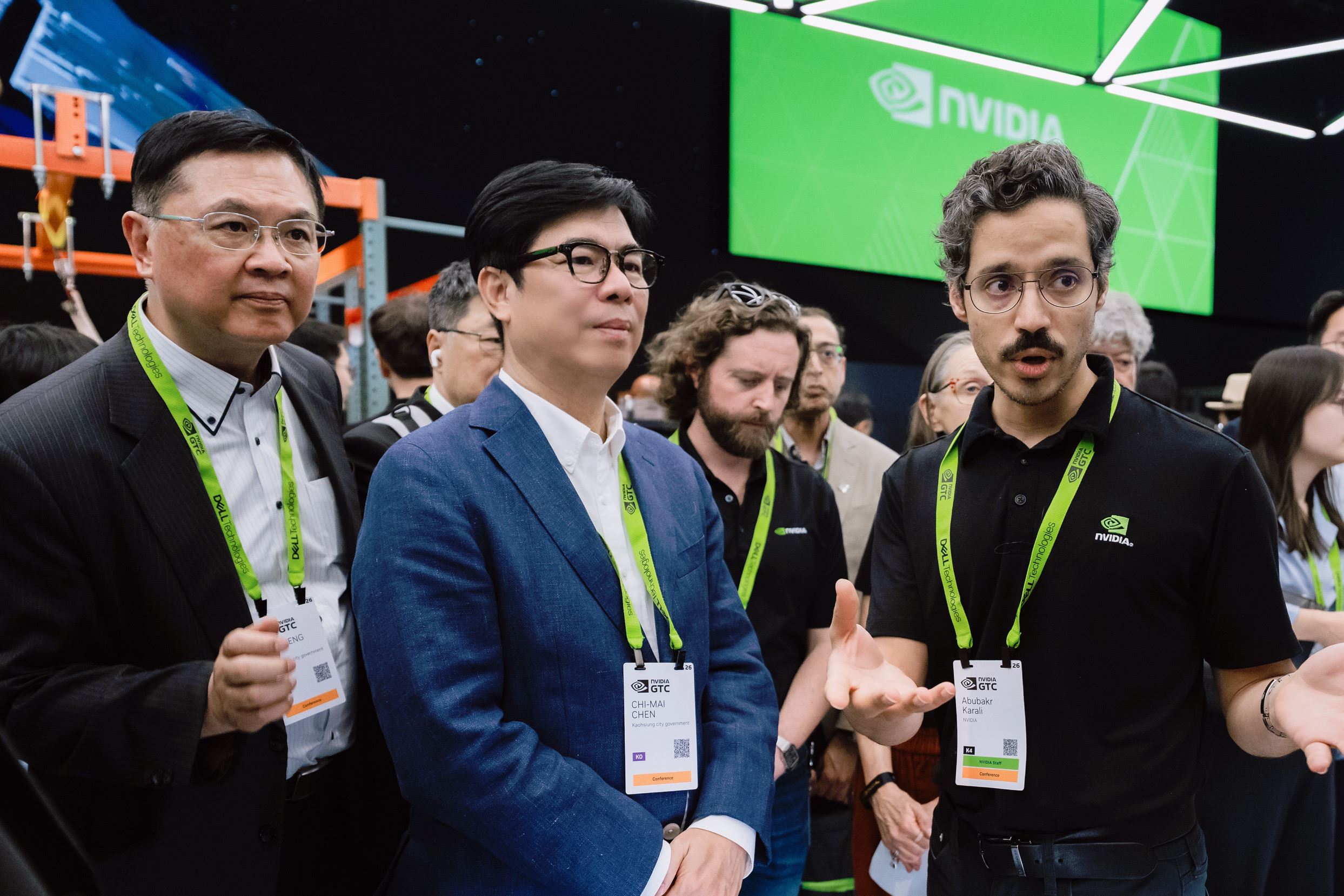 高雄市長陳其邁參訪NVIDIA GTC大會展區，探討生成式AI、機器人技術、數位孿生、代理型AI與物理AI等最新技術在高雄的應用與實踐可能。