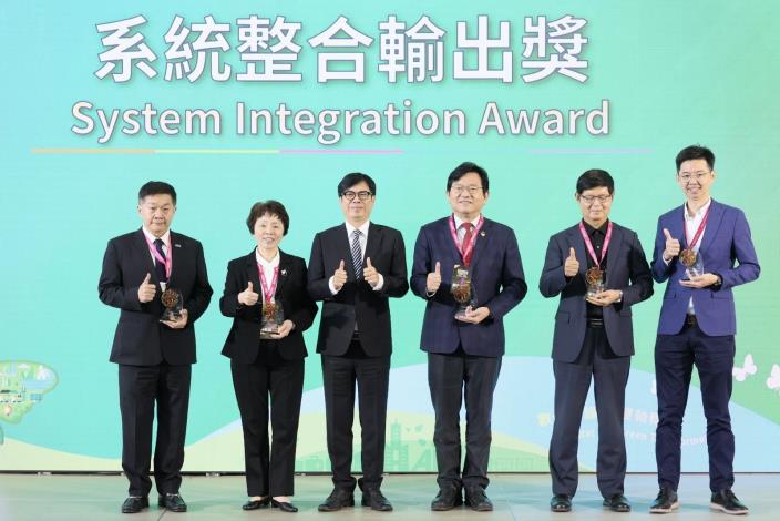 結束鐵人行程返台 陳其邁出席2026高雄智慧城市展開幕典禮 見證高雄以人為本的智慧城市推動進程