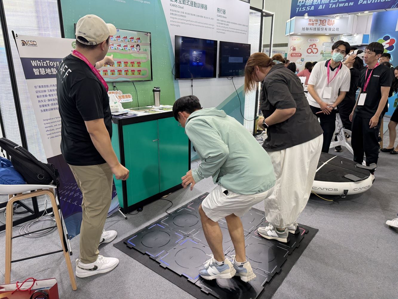 民眾體驗運動發展局所展出智慧地墊