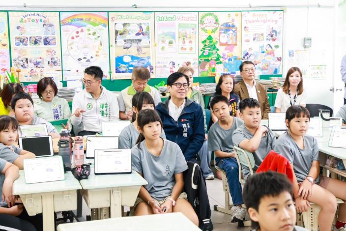 高雄市三級學校全面完成「班班有大型觸控螢幕」 5,000間智慧教室到位 打造互動學習環境