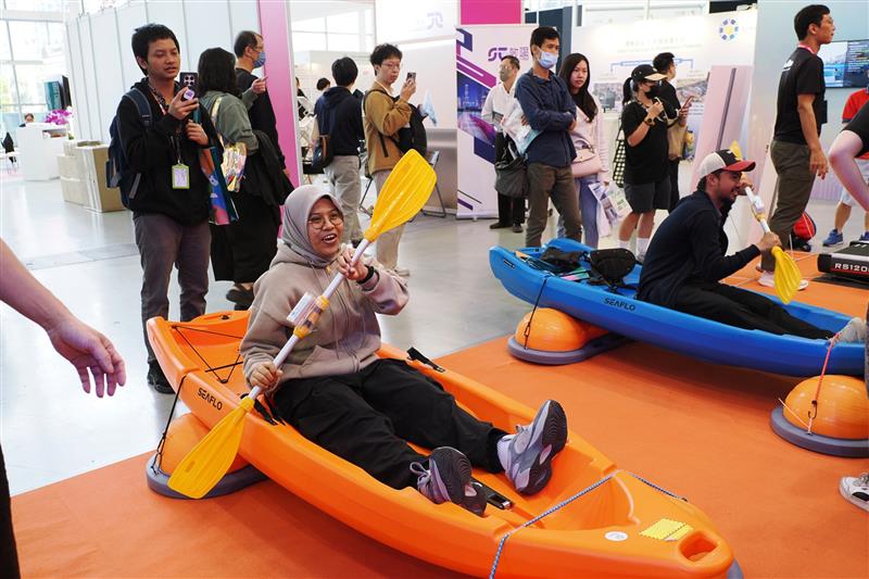 民眾體驗運發局現場互動裝置