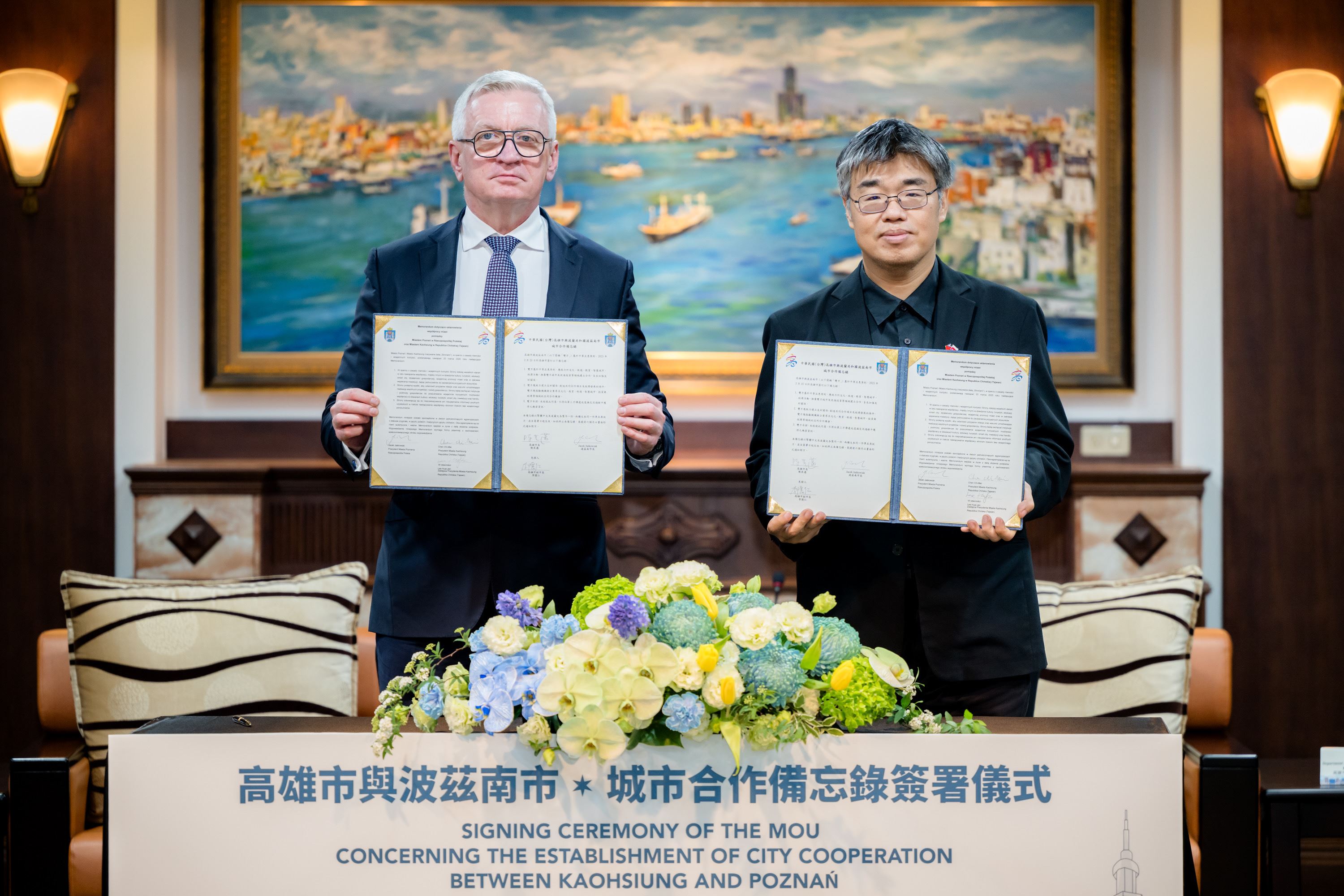 圖說1：高雄市政府正式與波蘭波茲南市簽署城市合作備忘錄，未來將就智慧城市、文化教育等領域推動合作。