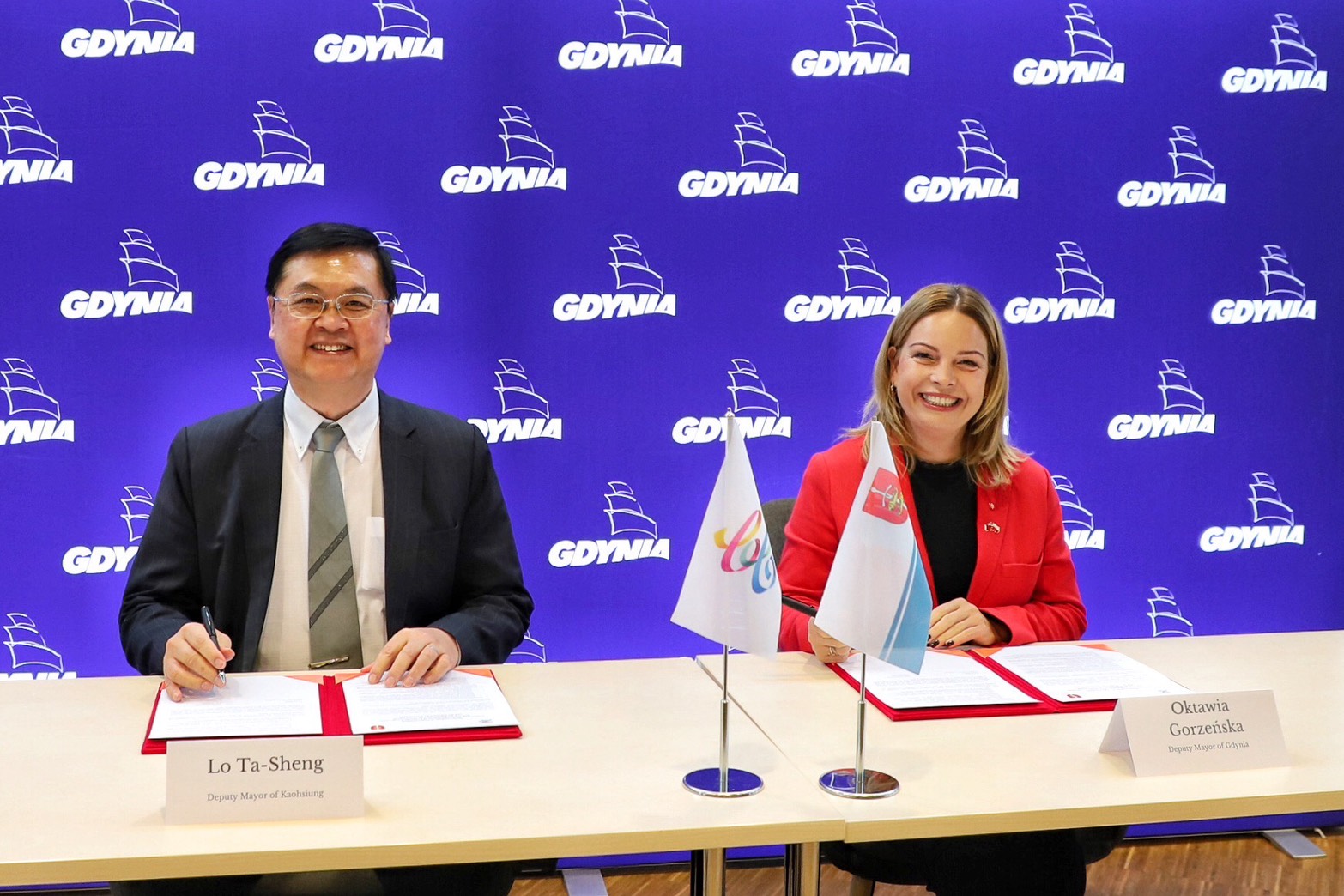 圖1：羅達生副市長與格丁尼亞市副市長奧克塔維亞・戈任斯卡（Oktawia Gorzeńska）代表兩市共同簽署合作備忘錄，象徵建立長期新創與智慧城市合作機制